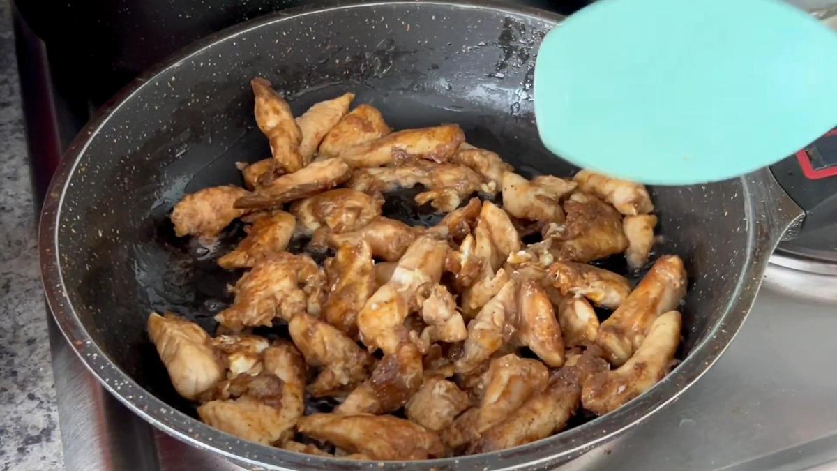 На сковороде жарится куриное филе