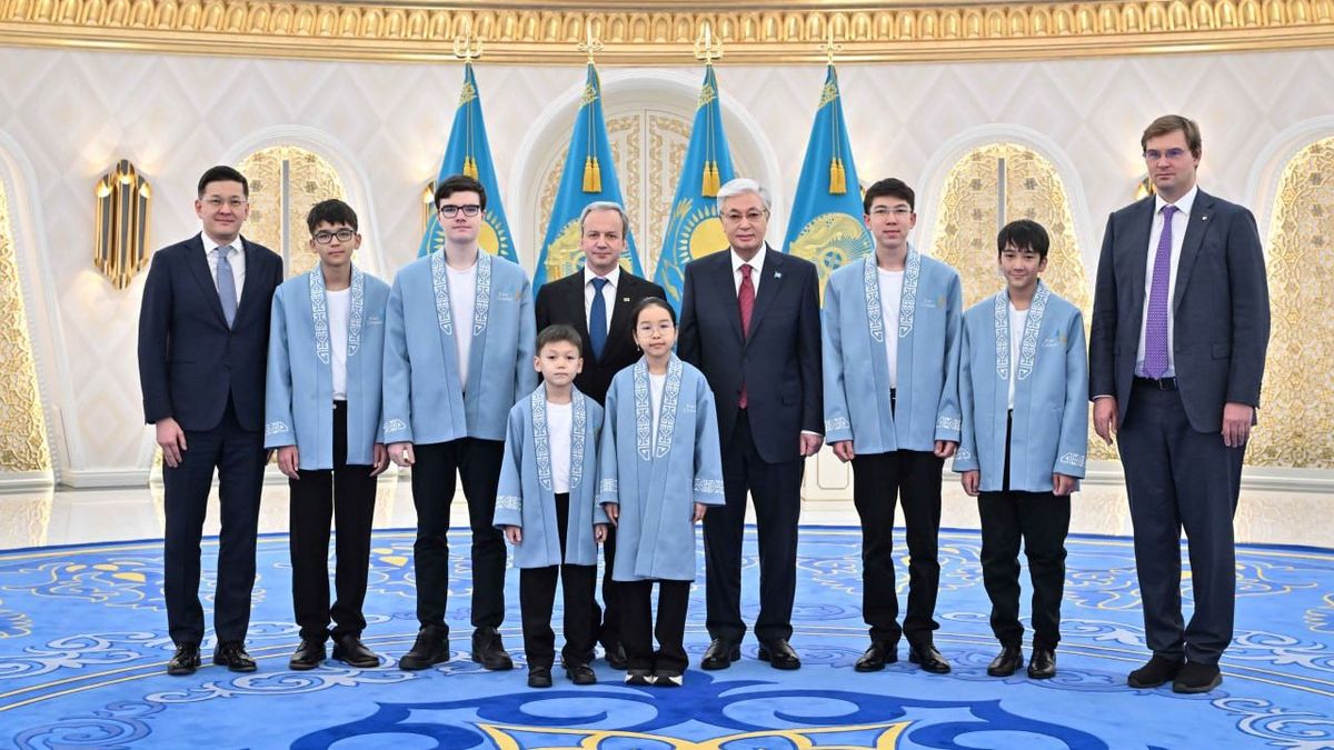 Касым-Жомарт Токаев с шахматистами