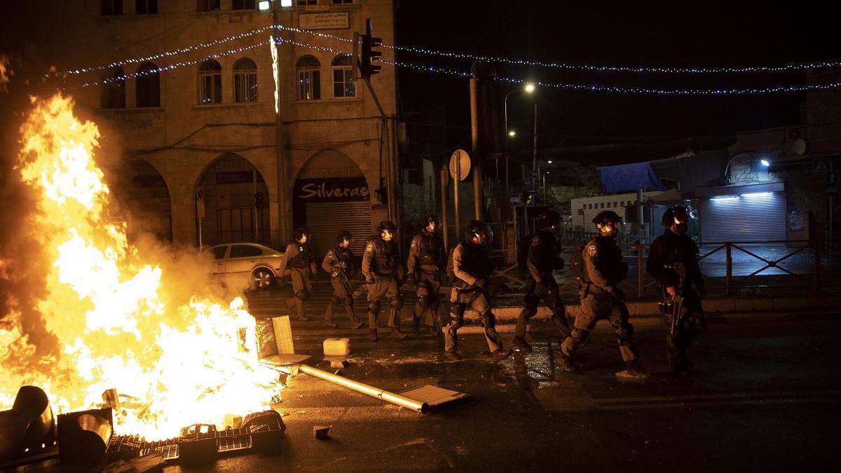 Полиция рядом с огнем во время столкновений