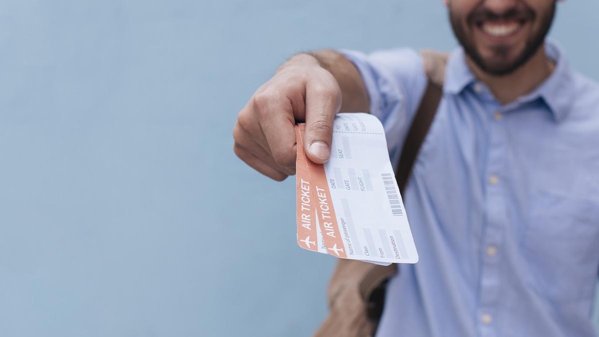 Человек держит авиабилеты