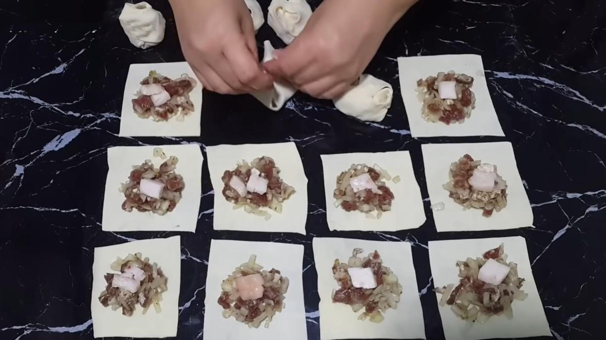 Формирование мантов из заготовок с начинкой на поверхности стола