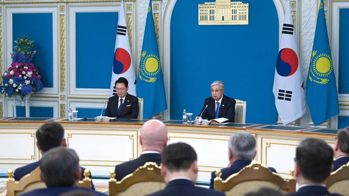 Қасым-Жомарт Тоқаев пен Юн Сок Ёль Қасым-Жомарт Тоқаев пен Юн Сок Ёль