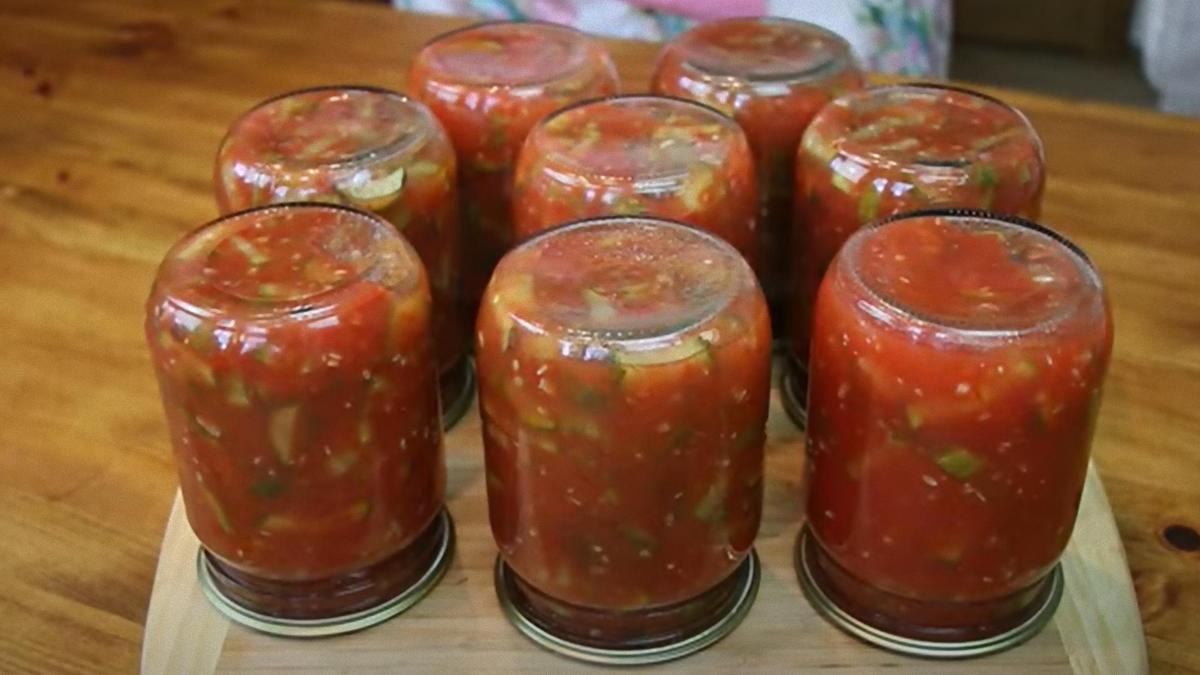 Закупоренные банки перевернуты вверх дном