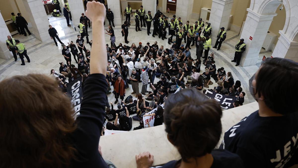 Протестующие в здании Капитолия