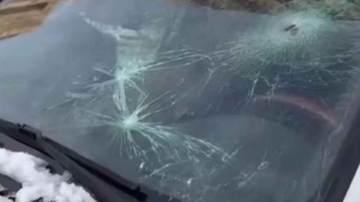 Поврежденное лобовое стекло автомобиля