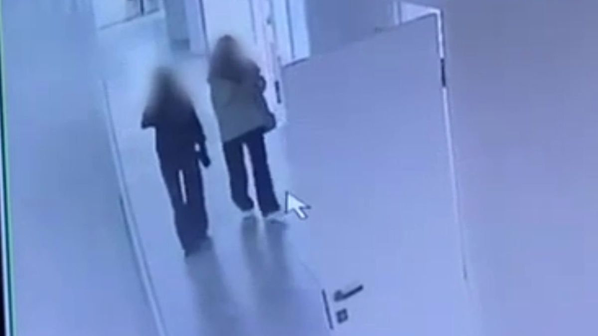 Девочки на записи камер видеонаблюдения