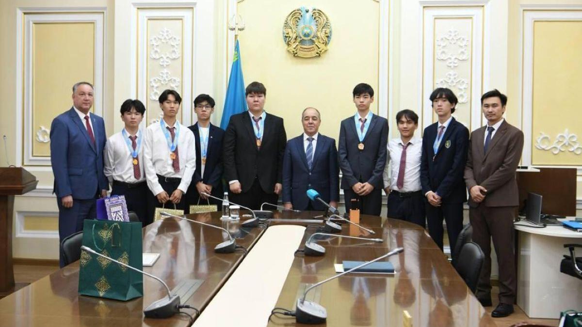Робототехникадан өткен халықаралық чемпионаттың жеңімпаздарымен кездесті