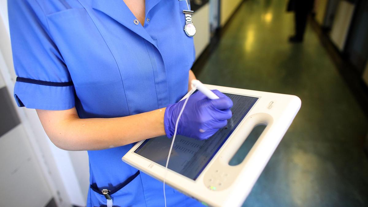 Медицинский работник с планшетом