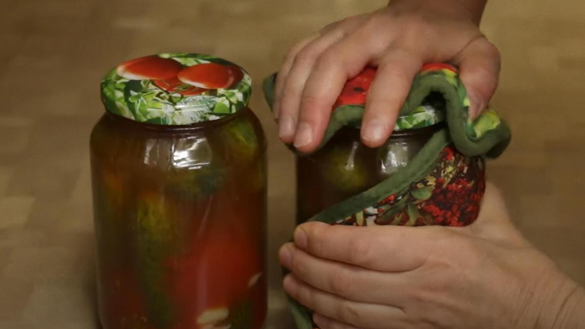 Банки с огурцами закрывают винтовыми крышками