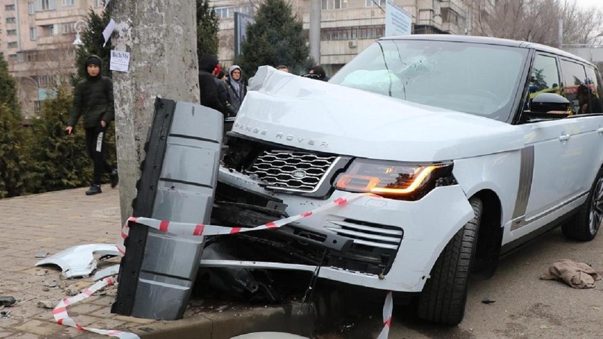 Водитель элитного авто устроил массовую аварию и сбил 4 человек в Алматы  (фото, видео)