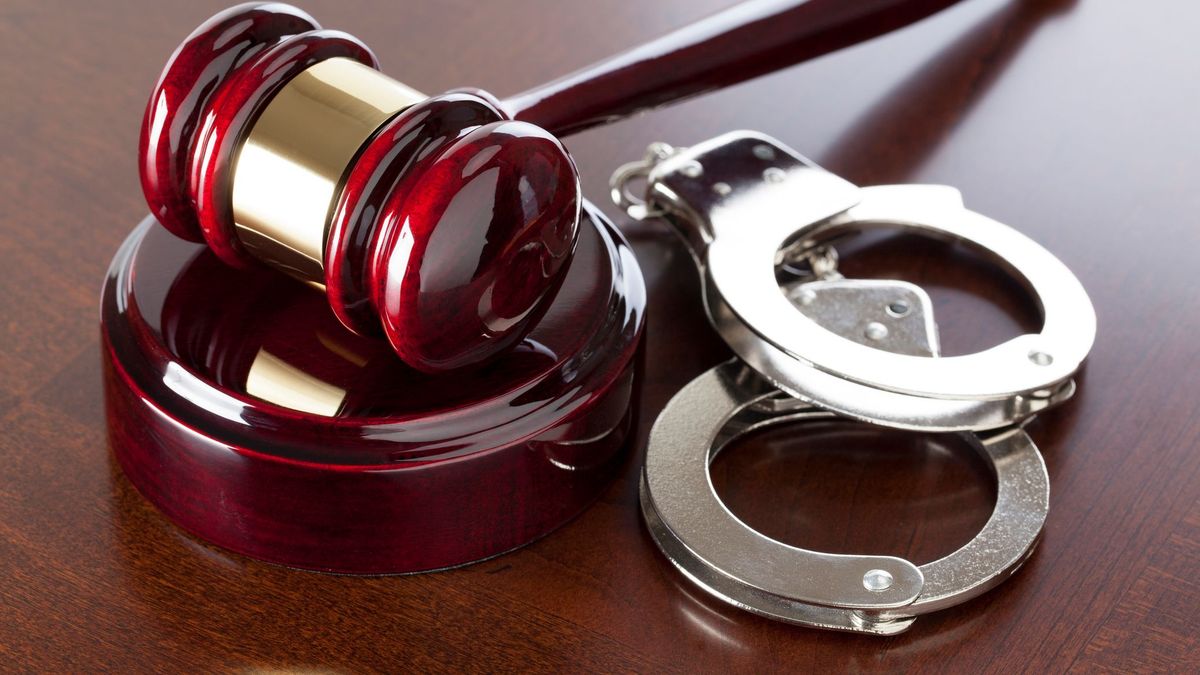 Судебный молоток и наручники
