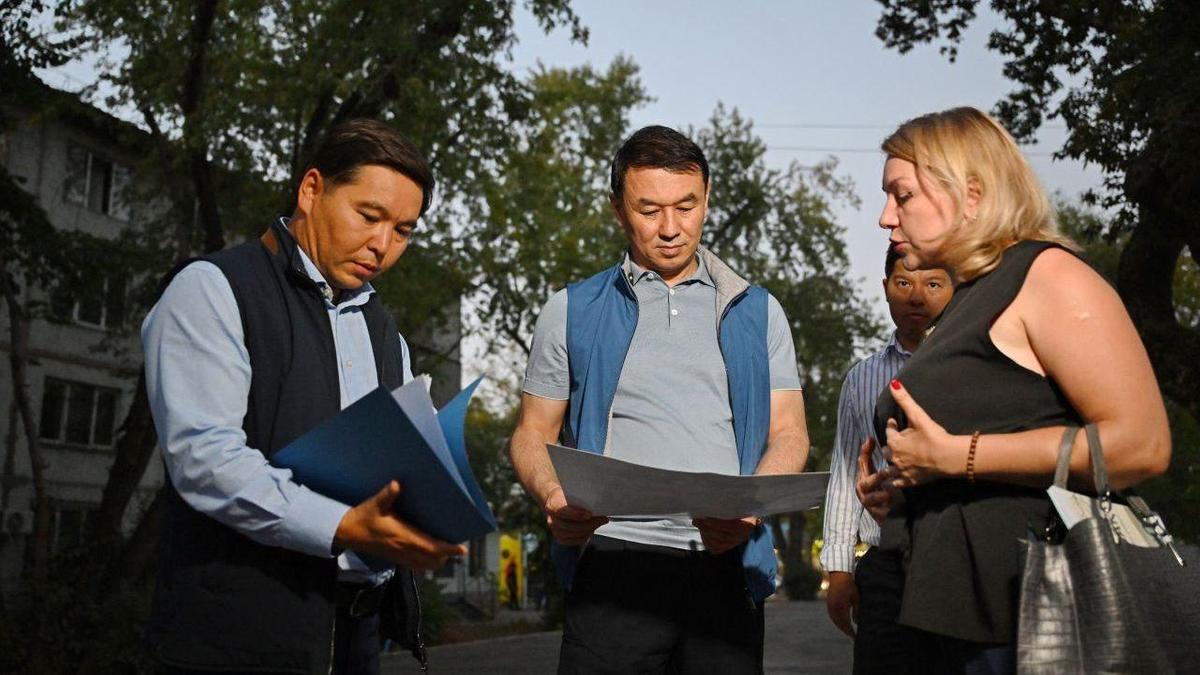 Алматы әкімі және әкімдік қызметкерлері