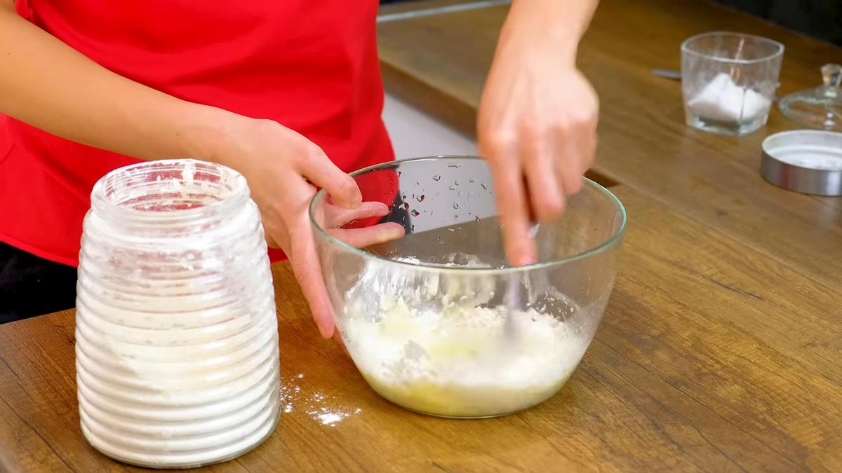 В миске смешивают яйцо с мукой