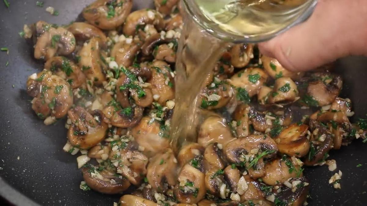 Добавление вина в шампиньоны