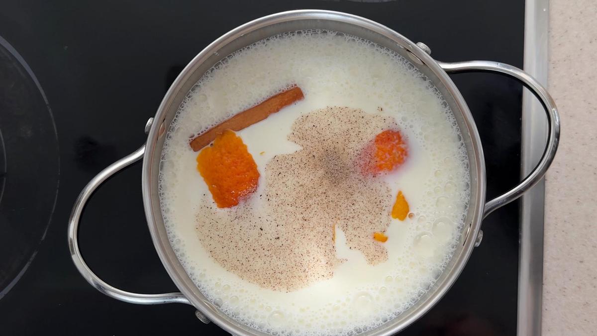 В кастрюле греется молоко со специями