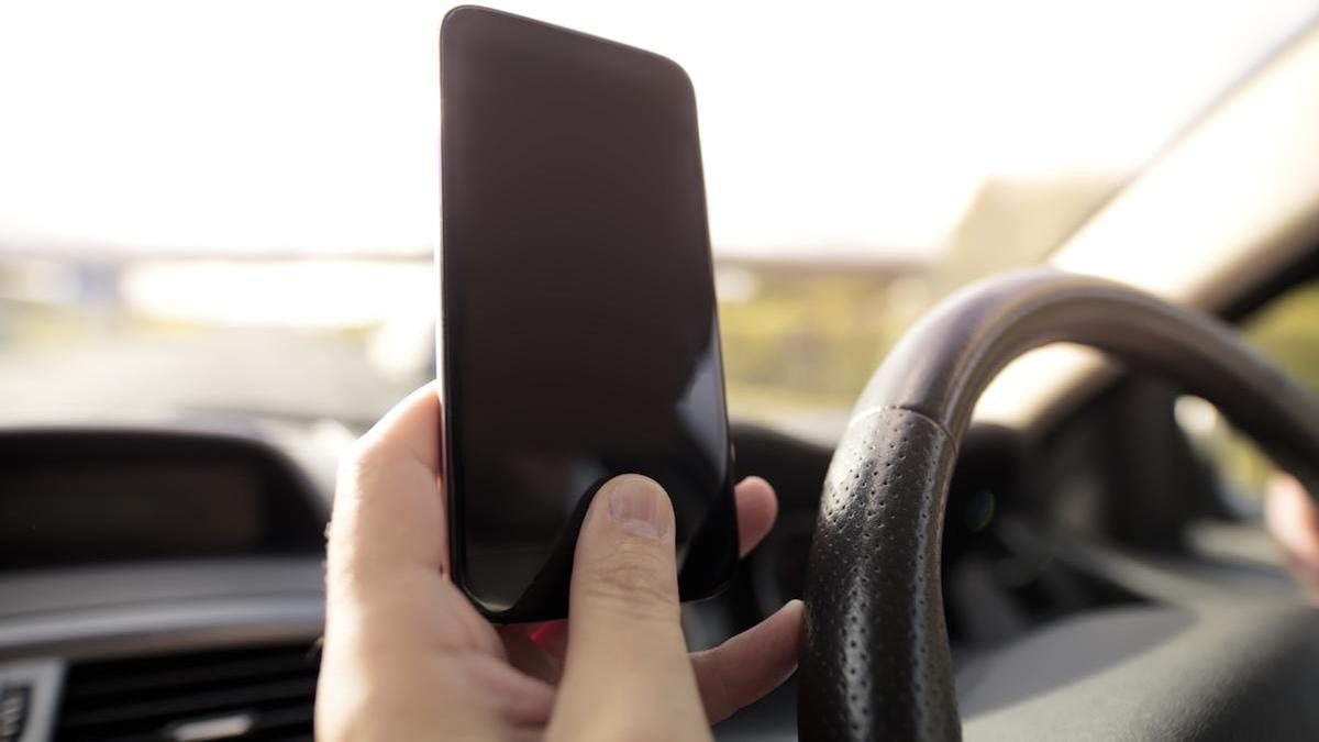 Водитель снимает видео за рулем авто
