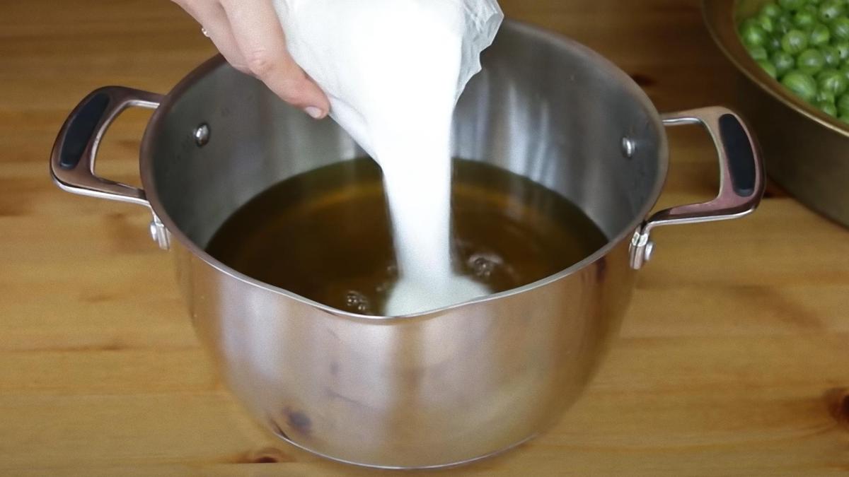 В кастрюлю засыпают сахар