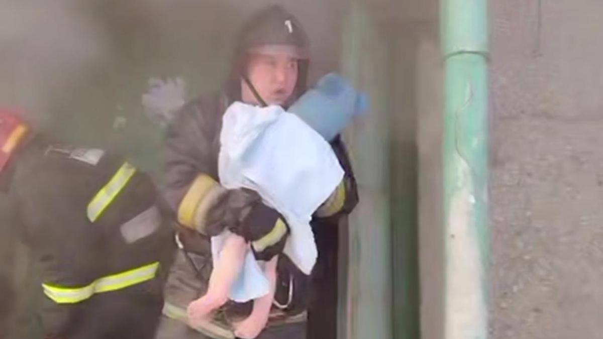 Құтқарушы баланы көтеріп барады Құтқарушы баланы көтеріп барады