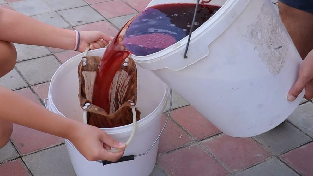 Фильтрация вина из варенья