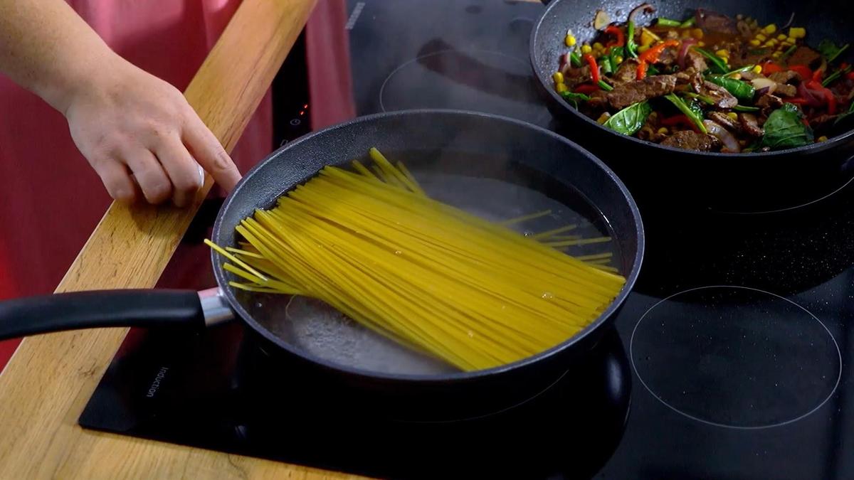 В сковороде лапша в воде