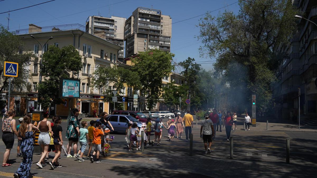 Люди переходят дорогу в Алматы