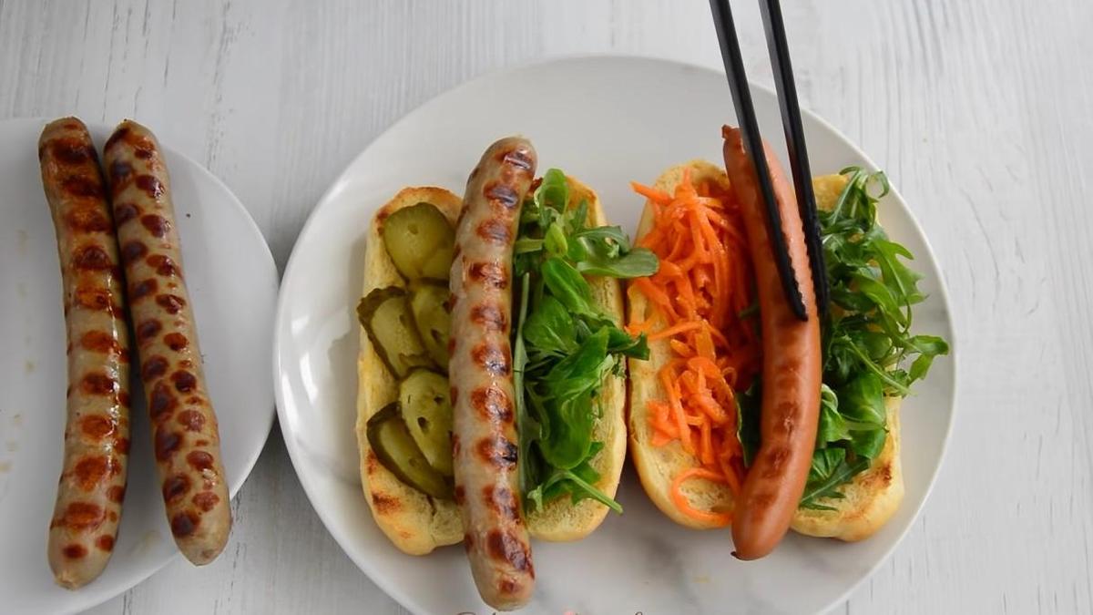 Подготовка хот-догов к подаче