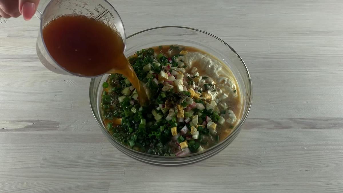 Квас вливают в миску с нарезанными ингредиентами