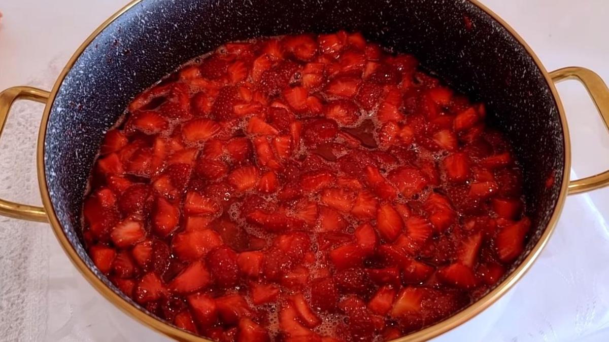 Клубника в выделившемся соке