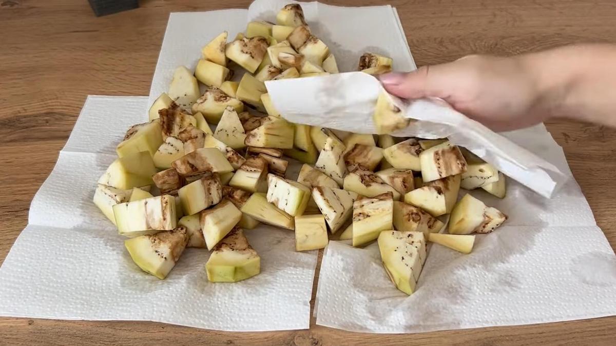На бумажных полотенцах кусочки баклажанов