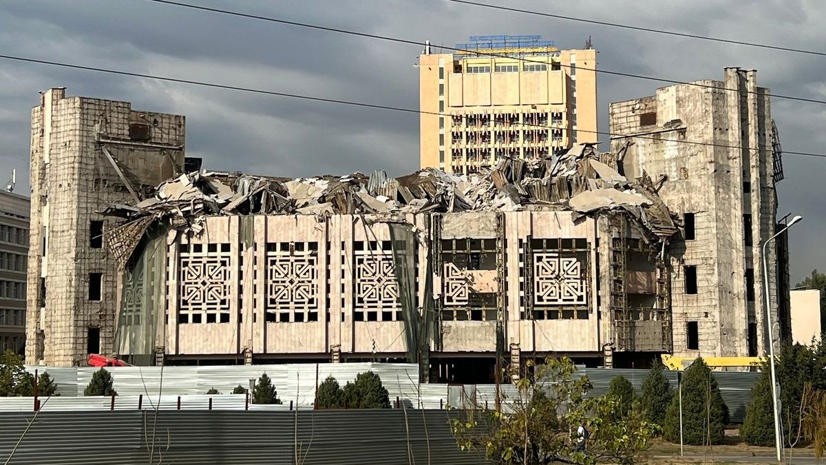 Дворец студентов в Алматы после обрушения крыши