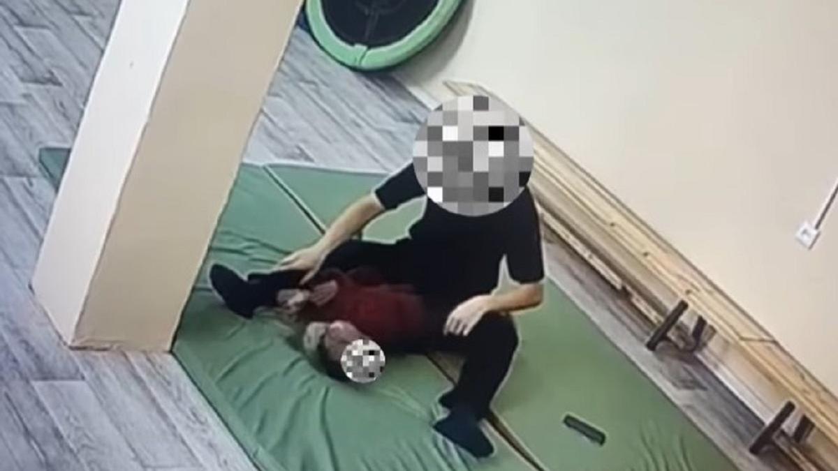 Девочка и сотрудник центра