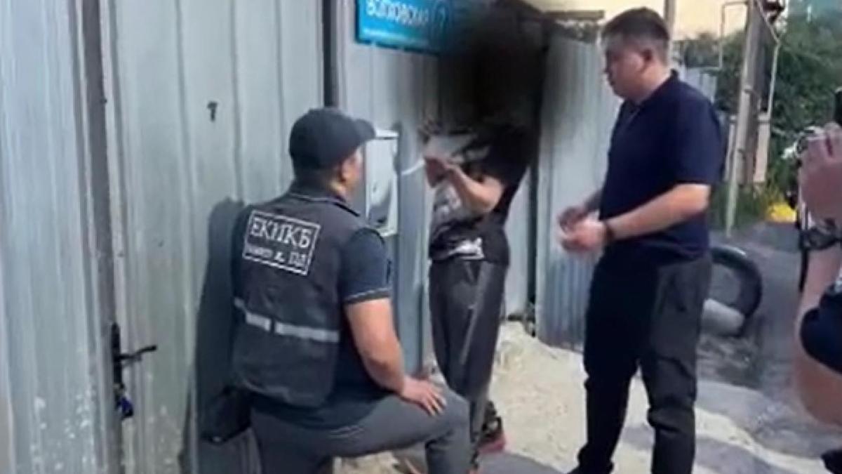 Сотрудники полиции у дома подозреваемого Сотрудники полиции у дома подозреваемого