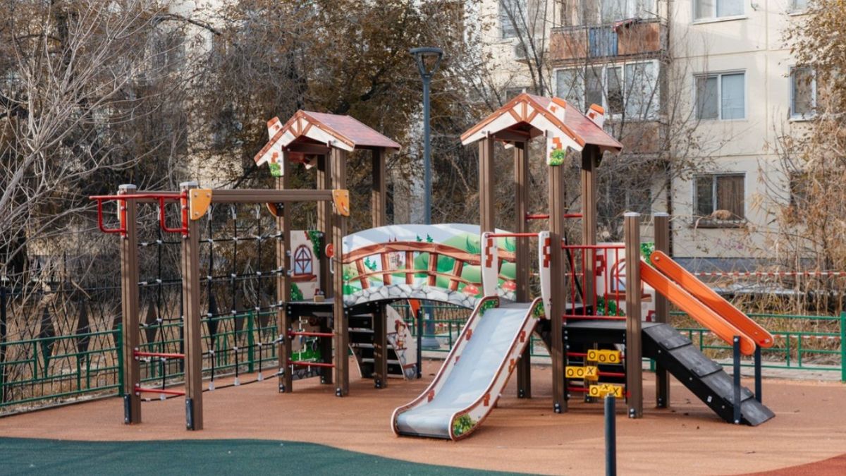 В Атырау строятся игровые и спортивные площадки