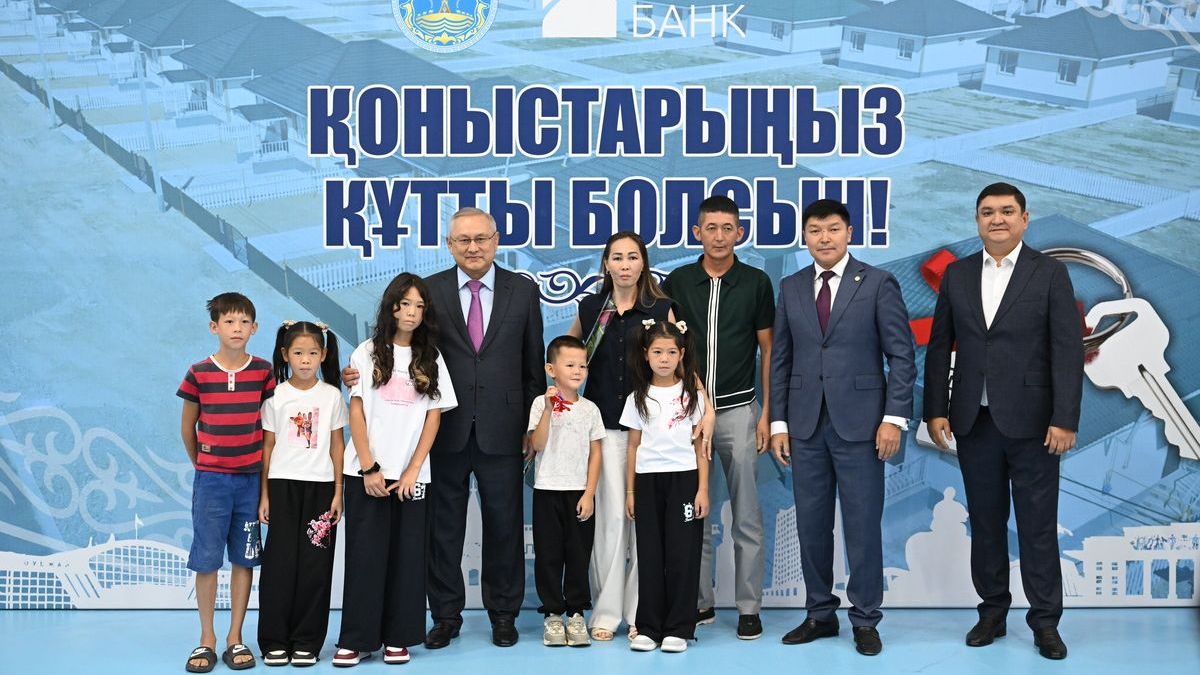 Бейбіт Исабаев талдықорғандық 51 отбасына жаңа баспана кілттерін тапсырды