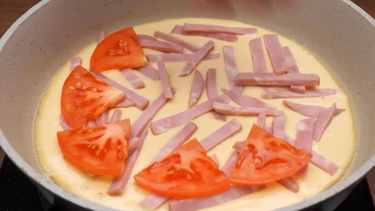 Основа для пиццы с частично выложенной начинкой