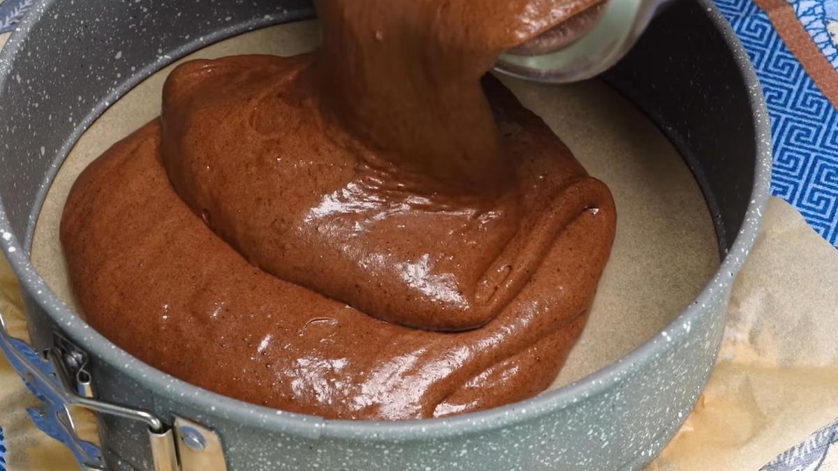 Тесто переливают в разъемную форму для выпекания