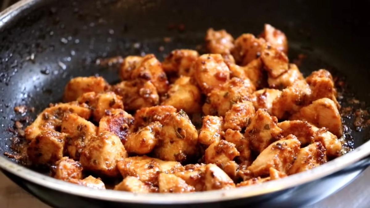 Куриное филе со специями на сковороде