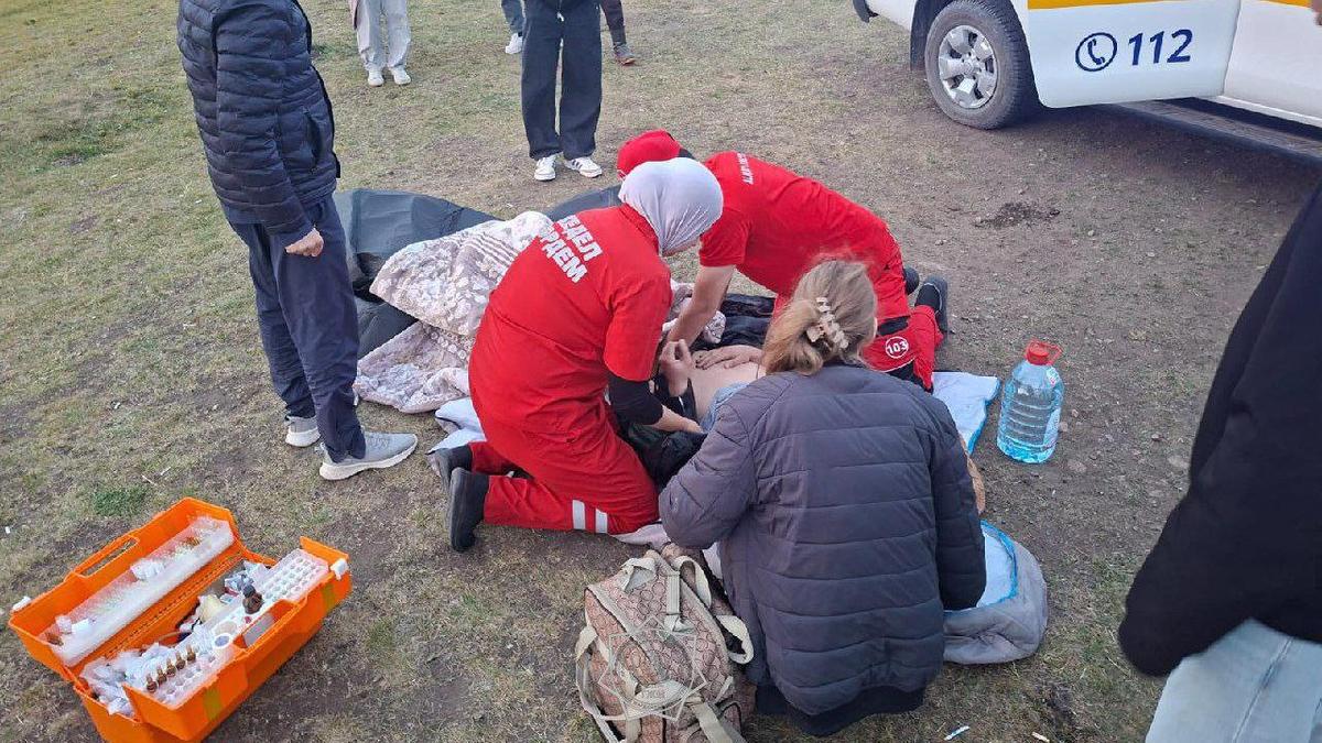 Медики помогают пострадавшему