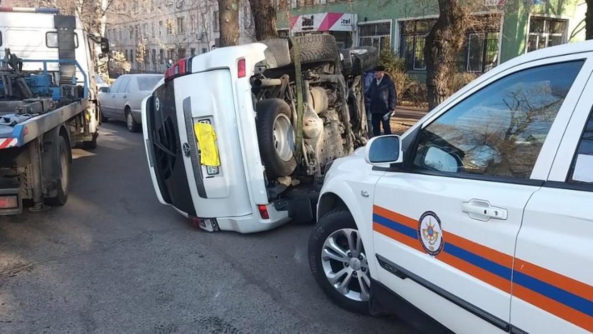 Перевернутый автомобиль на дороге в Алматы