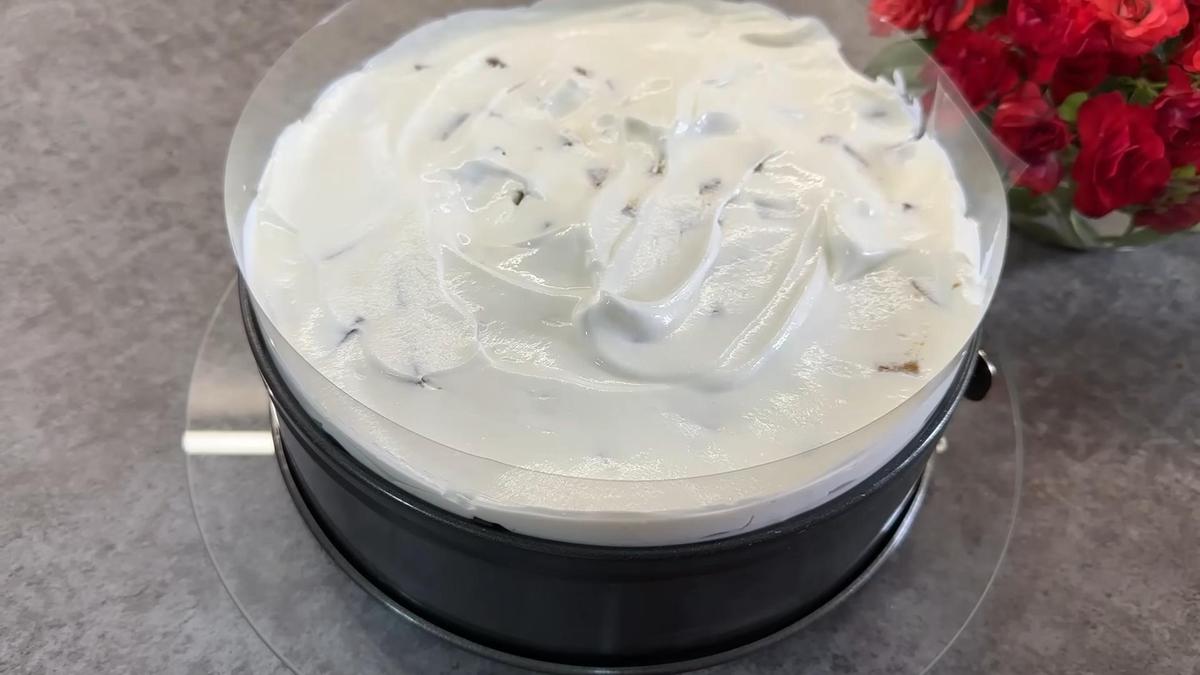 В разъемной форме медовый торт со сметанным кремом