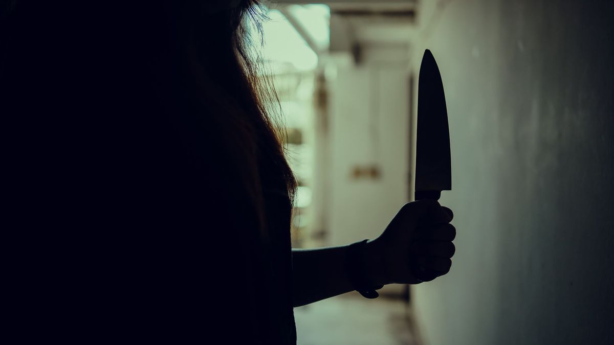 Женщина с ножом