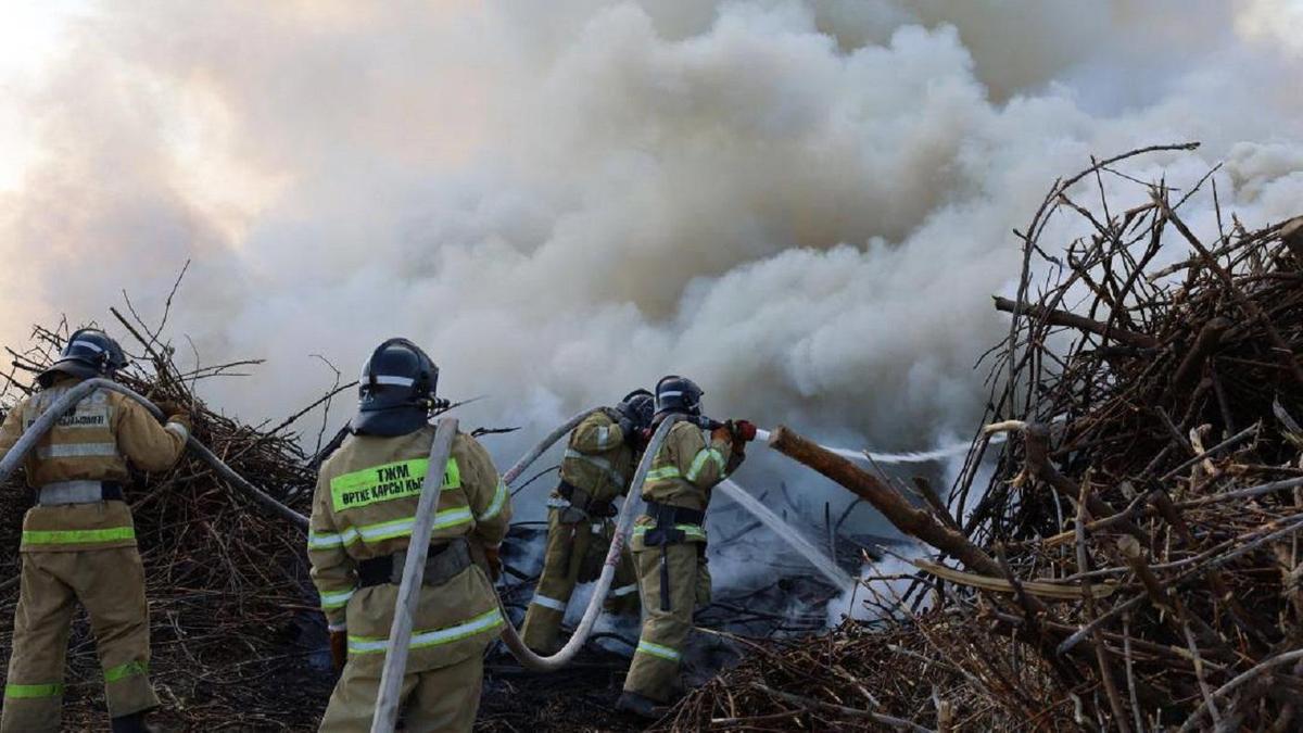 Өрт сөндірушілер Астана іргенсіндегі өртті сөндіруде