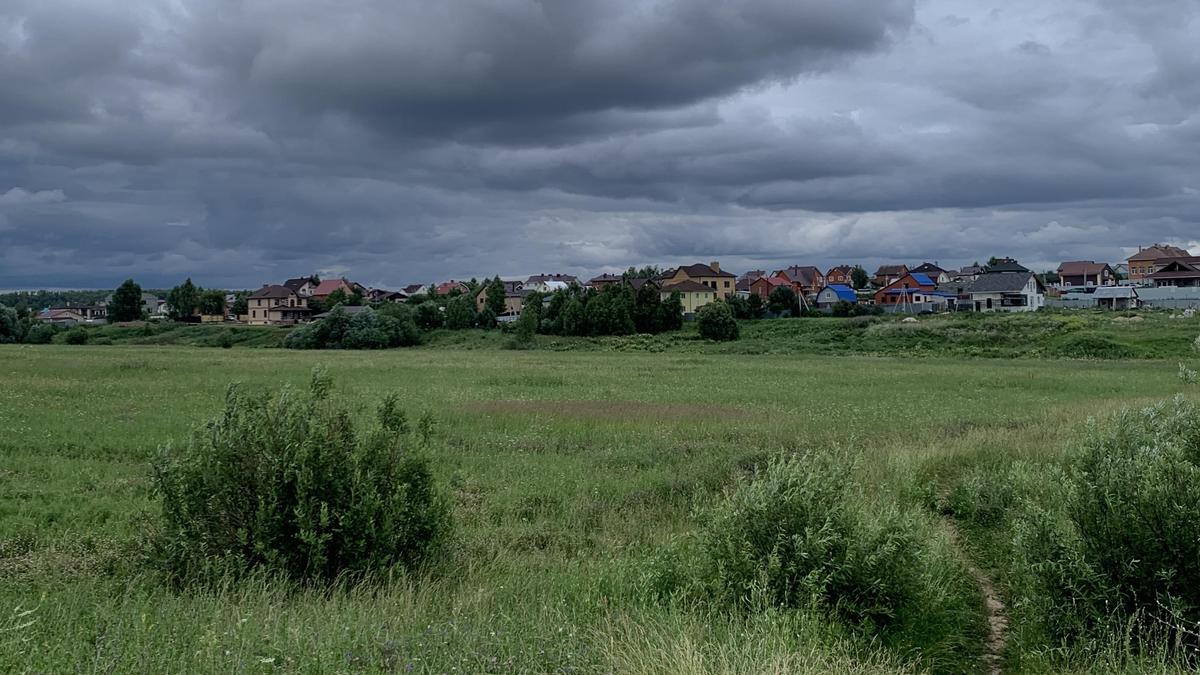 Поле с домами в далеке