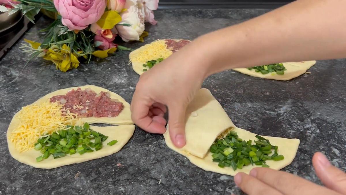 Формовка пирожков с начинкой из мяса, сыра, зеленого лука