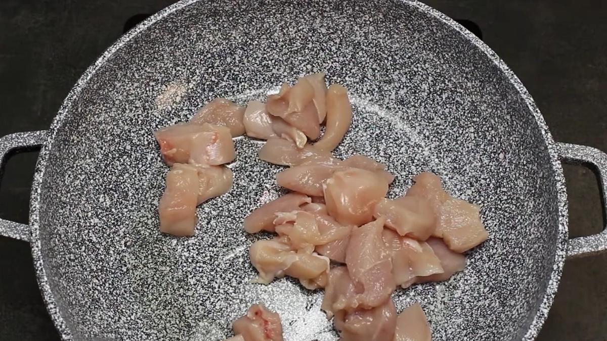 В сковороде кусочки куриного филе