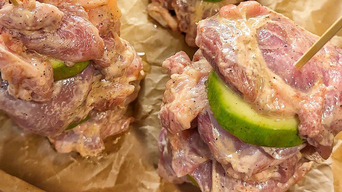 На пергаменте куриное мясо и овощи