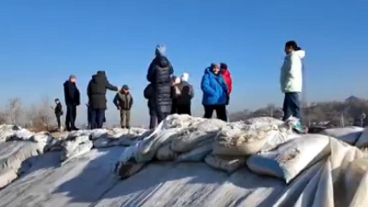 Жители обсуждают ситуацию с насыпью