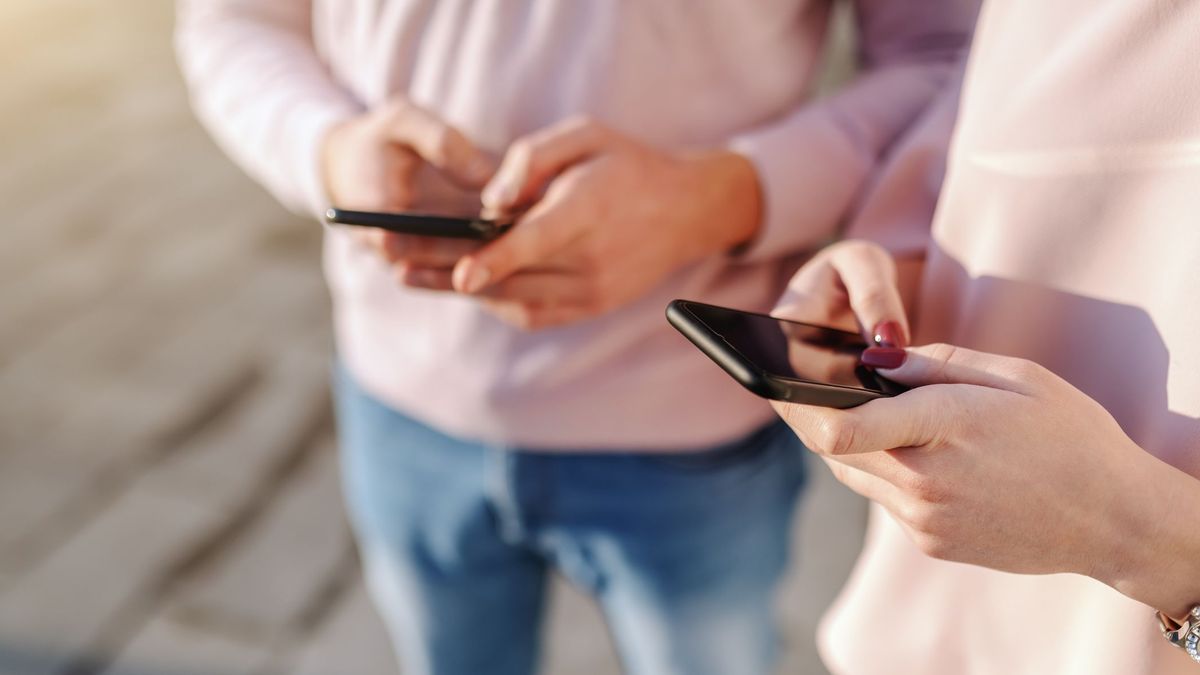 Женщина и мужчина на улице