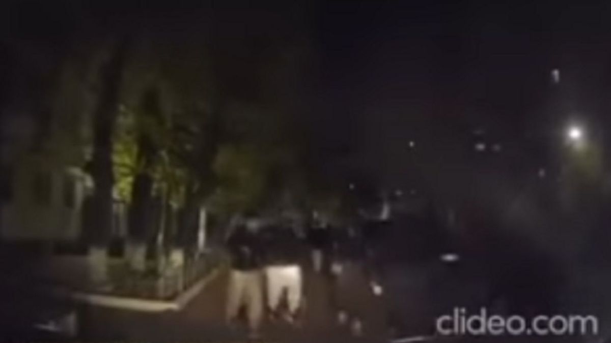 Толпа молодых людей во дворе