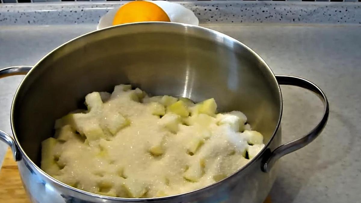 Кабачки с сахаром в кастрюле